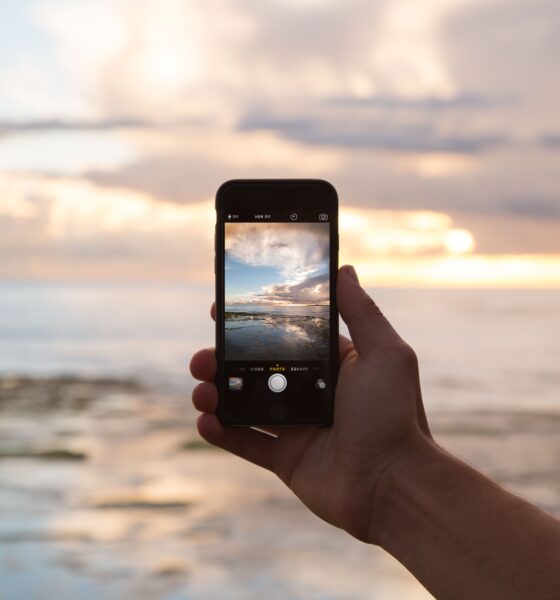 Telefono che scatta in spiaggia - Foto di form PxHere