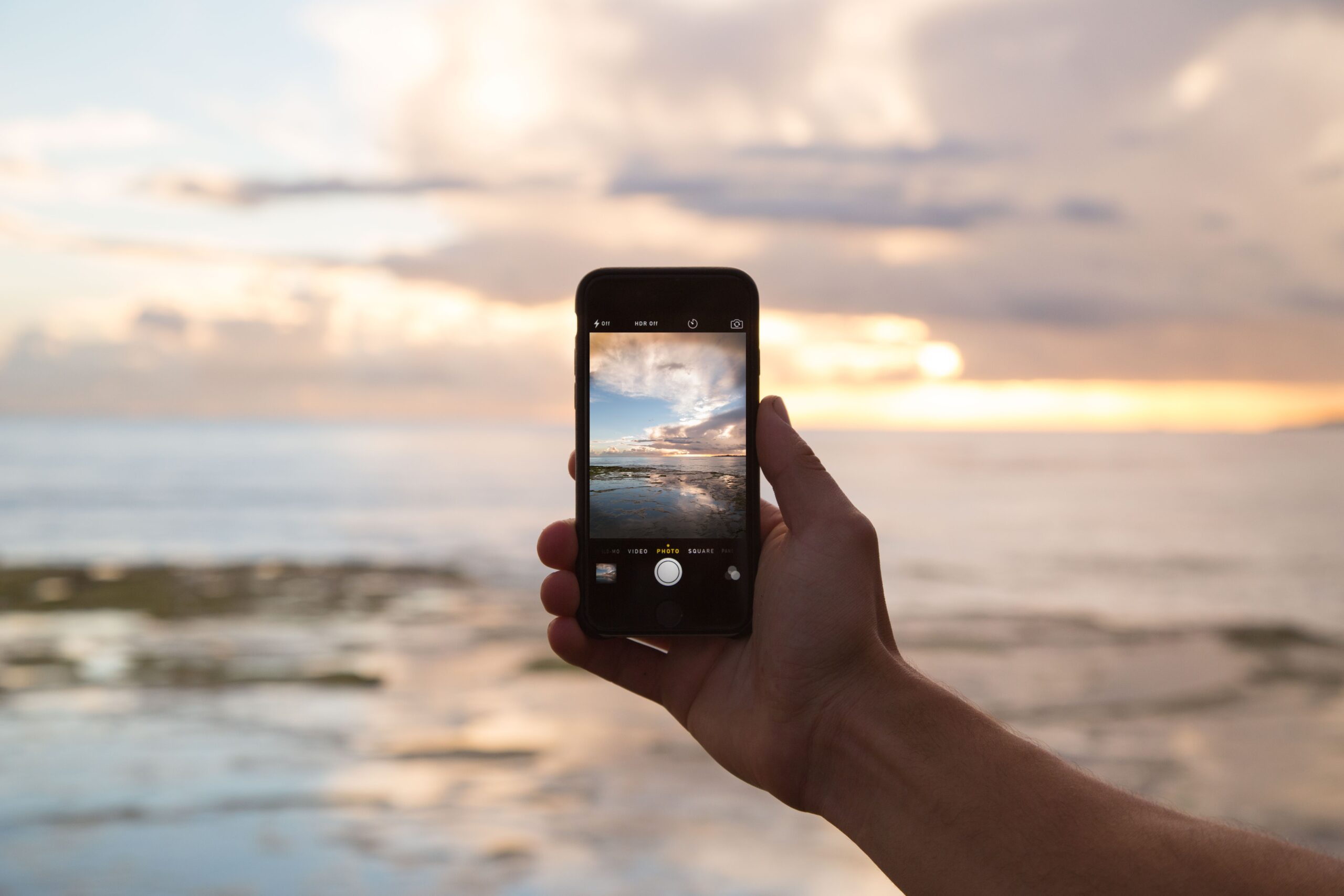 Telefono che scatta in spiaggia - Foto di form PxHere