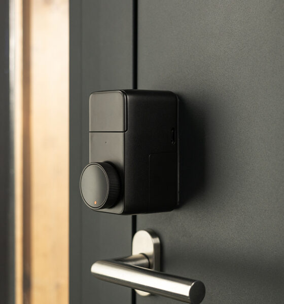 Con SwitchBot Lock Pro la porta diventa smart senza modificare la porta stessa