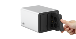 TerraMaster F4-425 Plus: sistema a slitta per l'inserimento dei dischi